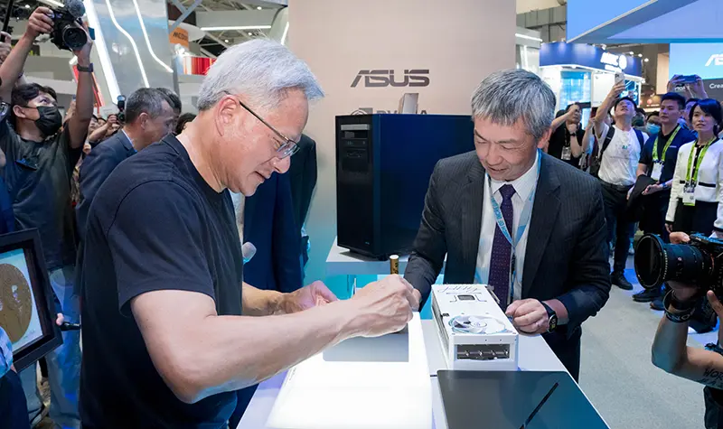 Jensen Huang - Laptop AI Terbaru 2025